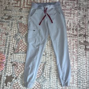 Womens FIGS Zamora Jogger Scrub Pants in Cement, Size XS